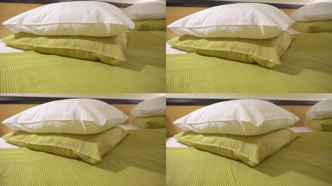 爱沙尼亚房间里的两个枕头互相顶着