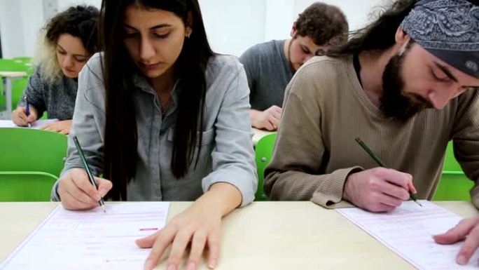 学生在教室学习学生在教室学习考试