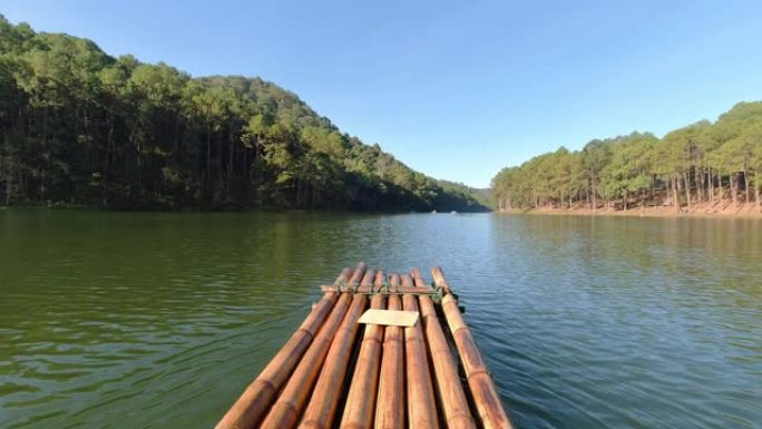 泰国亚洲北部Maehongson省Pang Ung林业种植园，早晨和阳光普照在湖上漂流的游客。旅游景