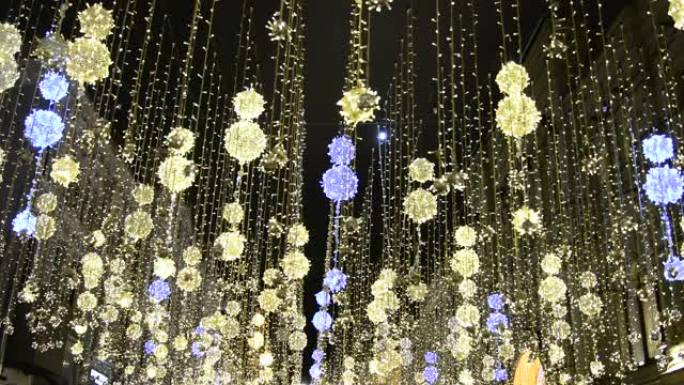 圣诞节街道照明在莫斯科的Nikolskaya街上。城市在假期中装饰着发光的球，悬挂在绳索上，在摇曳的