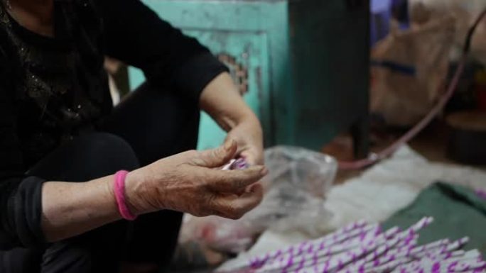 越南妇女称重，打包并拿出新做的香棒运往商店。亚洲熏香的生产制造。传统艺术文化观念