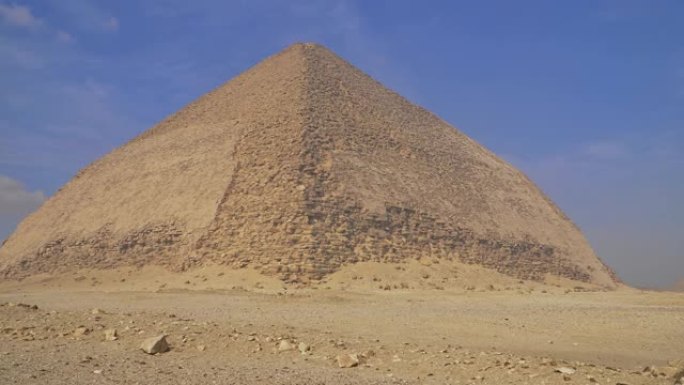 本特金字塔 (Bent Pyramid) 是一座古埃及金字塔，位于开罗以南约40公里的达舒尔皇家墓地