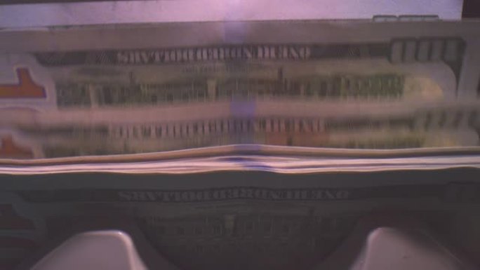 在机器银行业务中处理的美元货币的特写镜头