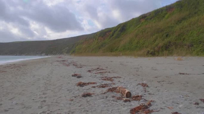 沿着空荡荡的沙滩漫步，海浪