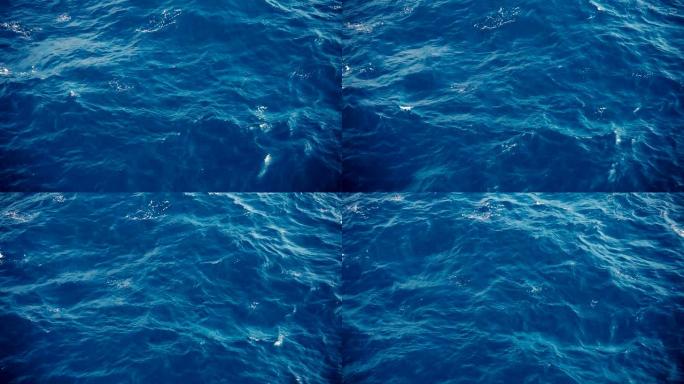 在受干扰的海洋水面上慢动作，可循环。电影学分或介绍240p的令人印象深刻的背景