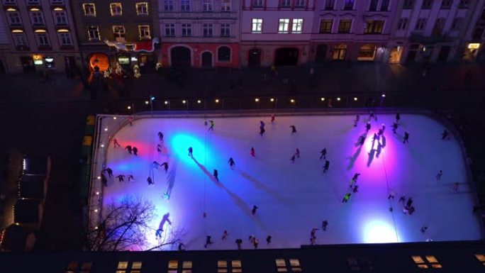 4k溜冰场由高空彩色聚光灯照亮，人们滑冰
