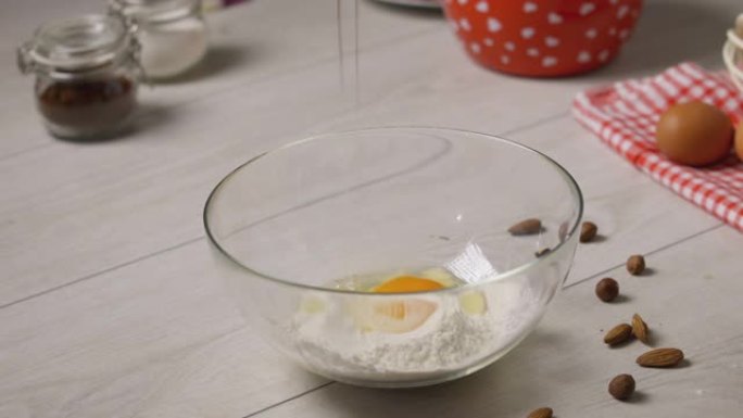 将面粉和鸡蛋倒入制作松饼的玻璃锅中-库存视频