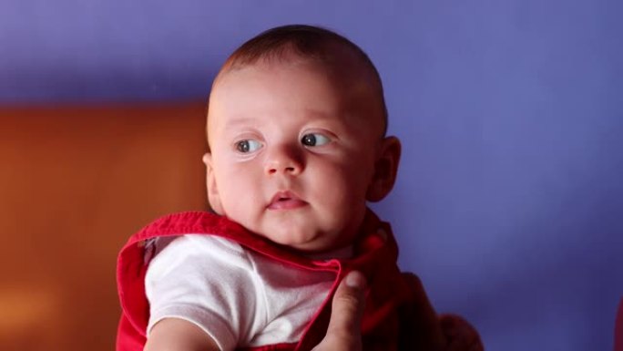 可爱的男婴肖像观察和学习世界色彩对比