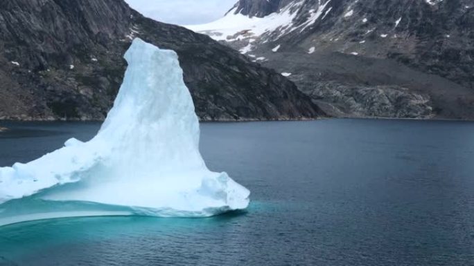 漂浮在格陵兰普林斯·克里斯蒂安·桑德的冰山上。