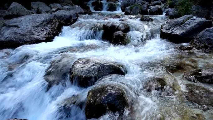 山区河流的地表水潺潺溪流缓缓流淌山涧