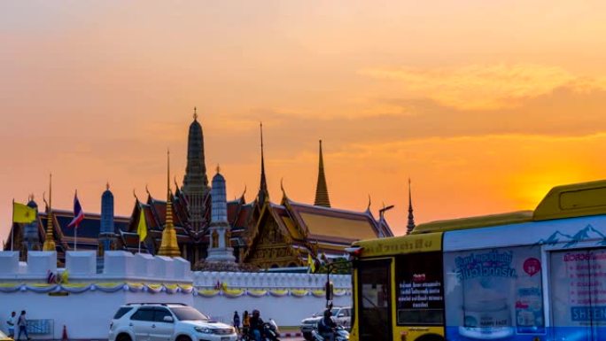 泰国曼谷的佛寺 (Wat Phra Kaew temple) 或翡翠佛寺的日夜日落时间。是一个重要而