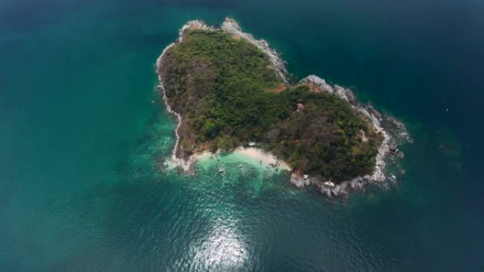 平静的热带海中的心形岛。泰国