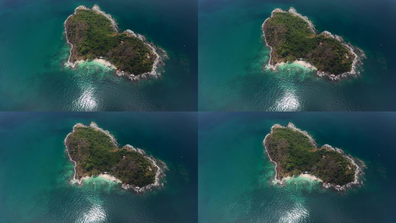 平静的热带海中的心形岛。泰国