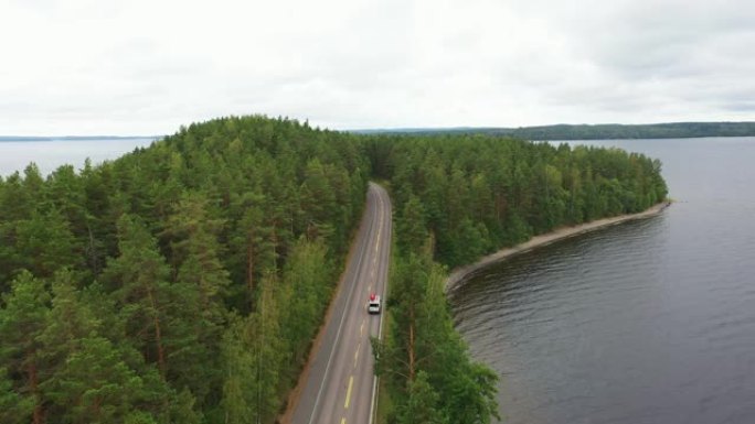 坎珀面包车的风景鸟瞰图，在芬兰莱克兰的湖边，屋顶上有独木舟
