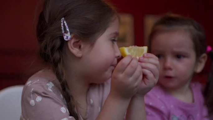吃柠檬的小女孩儿童笑脸出生率人口孩子儿童