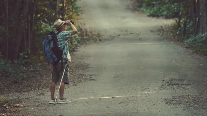 亚洲高级男性走路时的场景，他在假期，放松的时刻，开心快乐。户外自然日常生活的概念