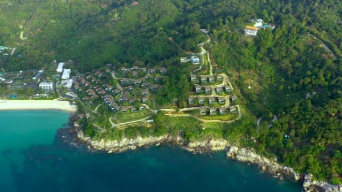 热带度假胜地和海滩的空中全景，普吉岛西海岸美丽的安达曼海。卡塔诺伊海滩从上面，一些建筑和绿色的山丘，