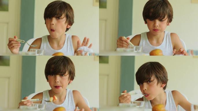 午餐吃饺子的小男孩