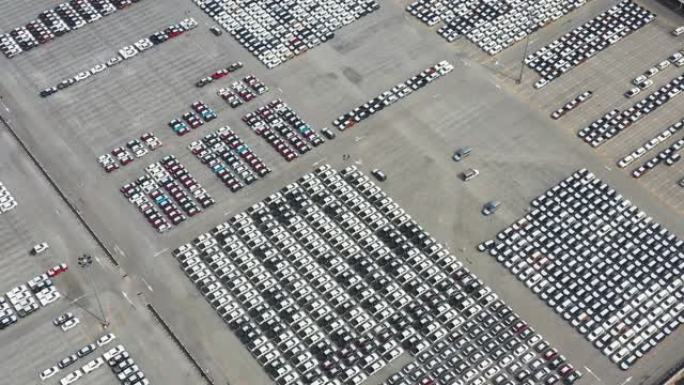 汽车工厂停车场新车鸟瞰图。进出口运输车