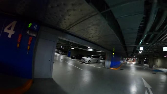 开车穿过地下停车场