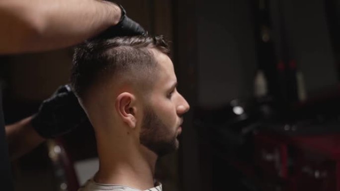 专业理发师用凝胶为客户做发型设计