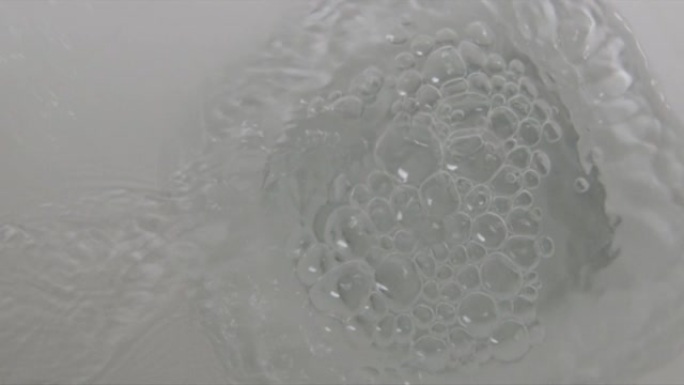 马桶冲洗时干净的水的特写镜头