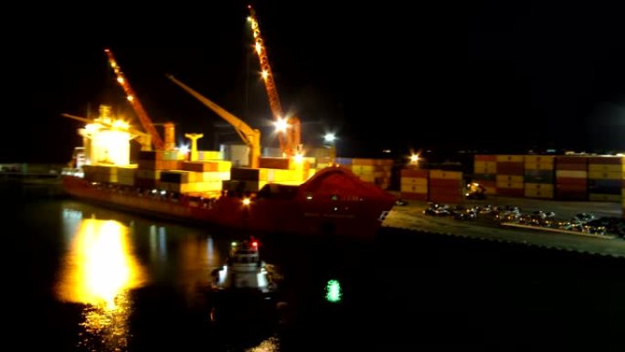 晚上从巴统海港的船上卸下货物。时间流逝