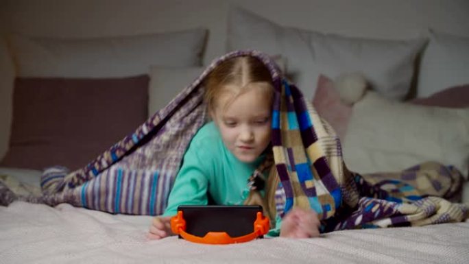 可爱的小女孩在手机上在线观看视频
