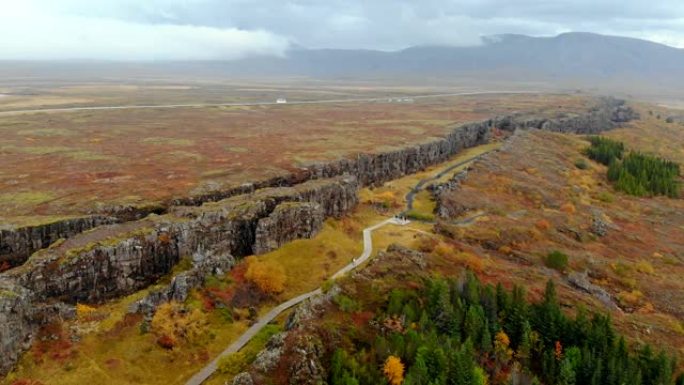 冰岛的秋季景观，山的背景上的落基峡谷，无人机拍摄