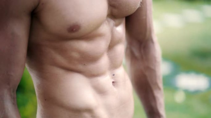 特写男性按压，男性显示肌肉强壮的身体，腹部肌肉紧张