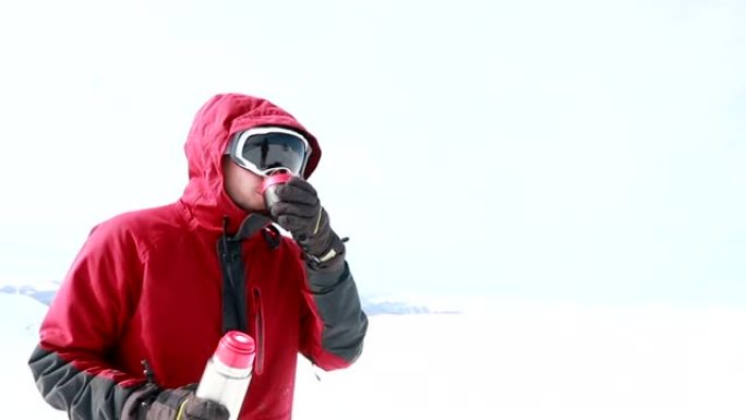 肖像特写酷帅哥年轻滑雪者