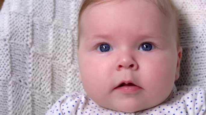 蓝眼睛的宝宝好奇地看着镜头