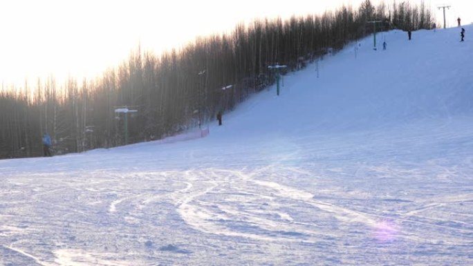 滑雪者在冬季滑下山坡