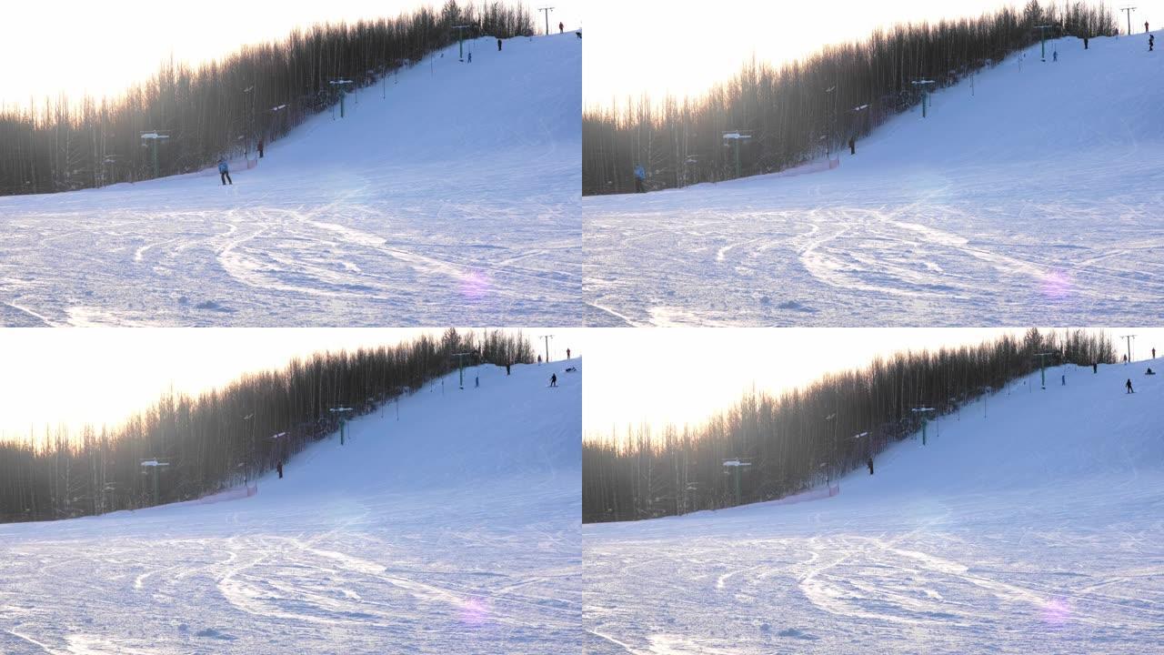 滑雪者在冬季滑下山坡