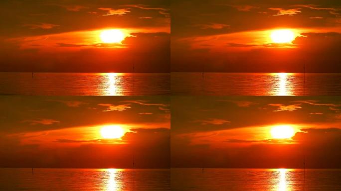 海洋水面上的红色日落反射和天空上的云
