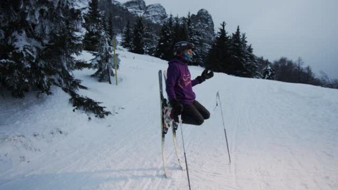 滑雪男子站在滑雪板上摆姿势股票视频
