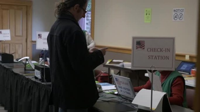 选举期间在投票地点登记的男性选民