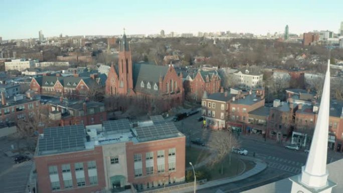 平滑的空中无人机拍摄了波士顿郊区的几个教堂尖顶
