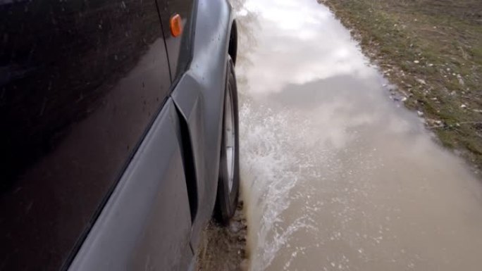 越野车在雨水坑中行驶