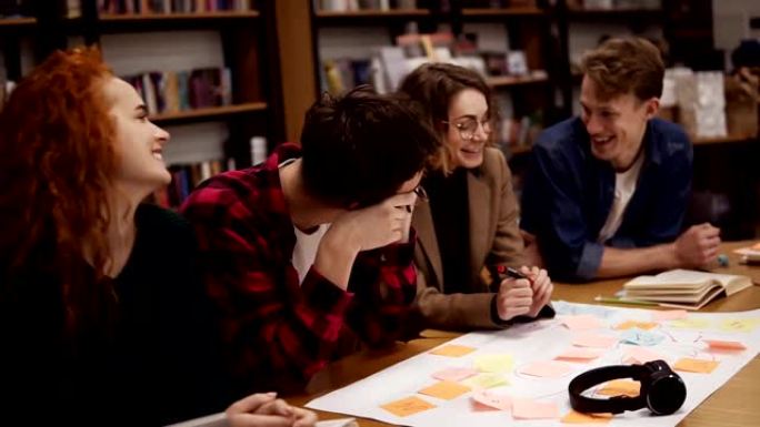 四名年轻的欧洲学生，市场研究团队集思广益，致力于启动商业计划或未来连锁项目。积极讨论，互相倾听。慢动