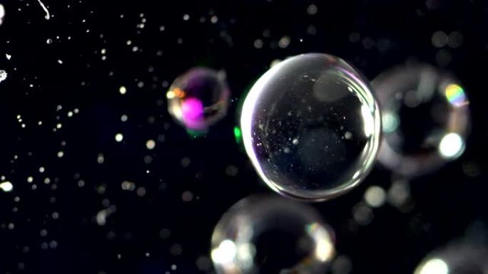 微粒子在水滴中的运动