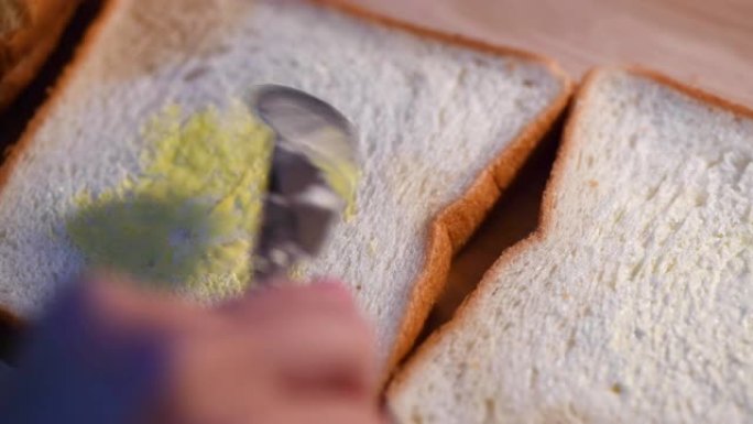 制作三明治清晨早餐特写镜头吐司切片