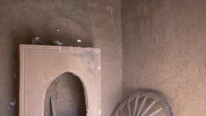 中国新疆吐鲁番葡萄谷阿凡提重建房屋中的古代传统民居内部。