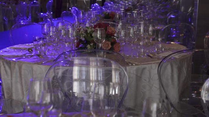 餐厅桌子上有这么多空杯子