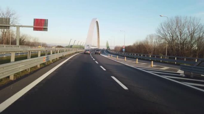 在通往米兰的意大利A4高速公路上行驶