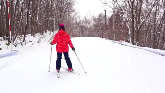 滑雪穿着红色衣服滑雪地面积雪滑雪场地