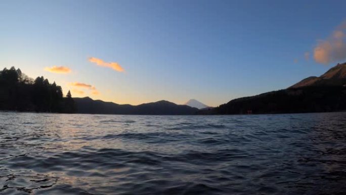 富士山和阿希湖在冬季