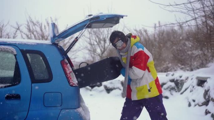 一个年轻人试图将滑雪板安装在一辆小汽车中，但他做不到。汽车空间不足的概念