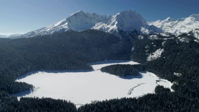 杜米托山国家公园积雪覆盖的黑湖的冬季鸟瞰图