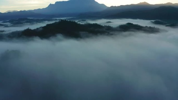 4K航拍画面，令人惊叹的美丽的自然景观景观乡村农场在日出时有雾和薄雾。